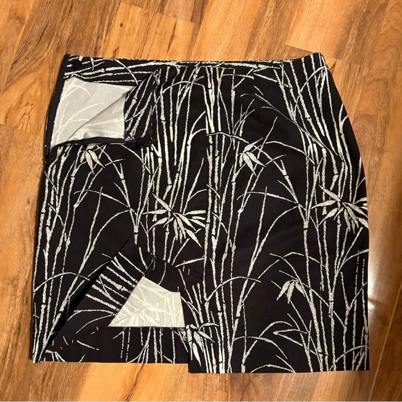 Talbots Black and White Slit Pencil Skirt Women's Size 10P - Picture 3 of 5